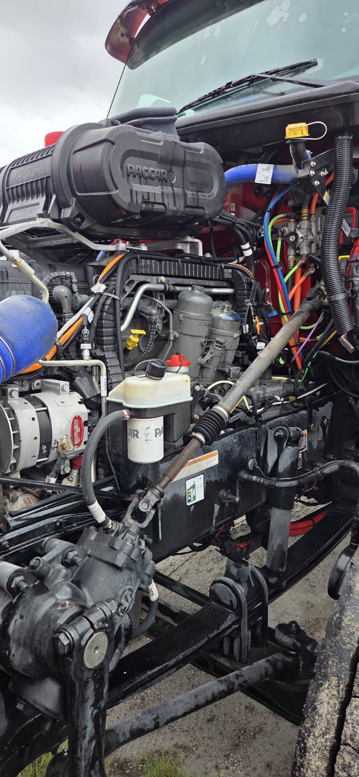 Compartimiento del motor abierto por el lado del conductor